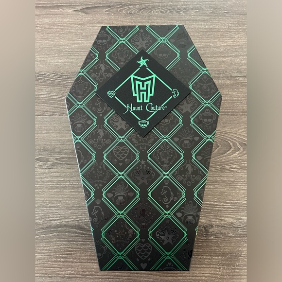 Haunt couture Lagoona Blue doll from 2022 - Picture 5 of 13